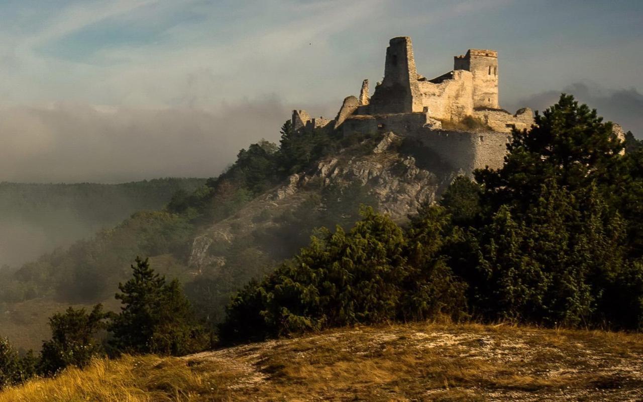 Čachtice帕拉丁旅馆公寓 外观 照片